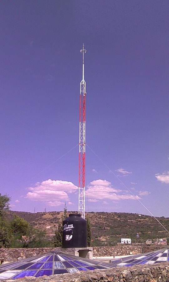 Torre arriostrada con punta captadora de pararrayos instalada por SOLET