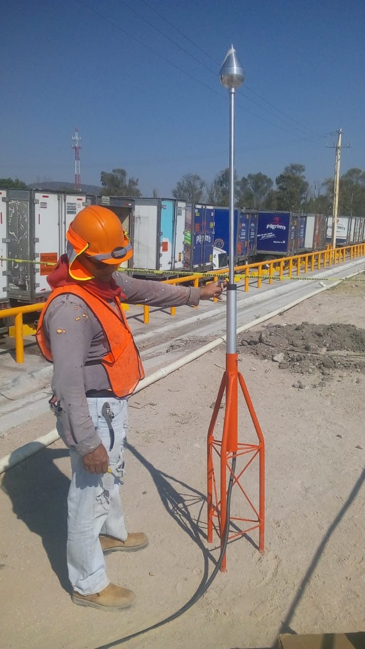 Técnico de SOLET instalando una punta captadora KDA05 en obra