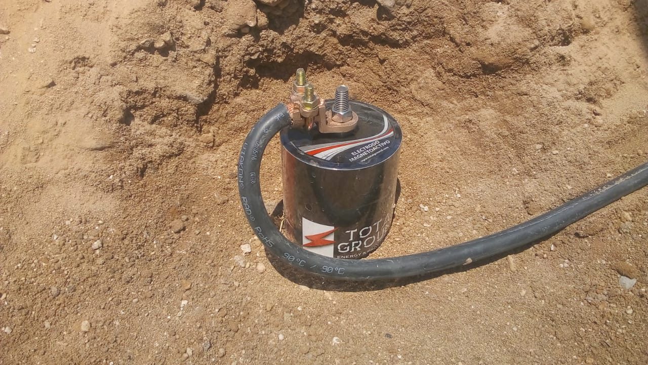 Electrodo de puesta a tierra con conexión exotérmica antes de cerrar el registro