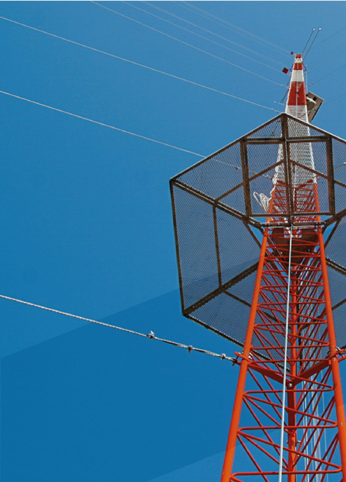 Torre TZ45 arriostrada fabricada e instalada por SOLET