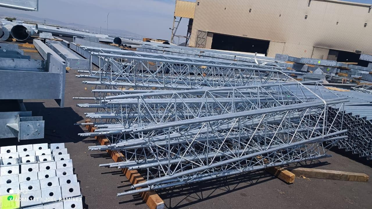 Tramos de torre galvanizados en el patio de maniobras