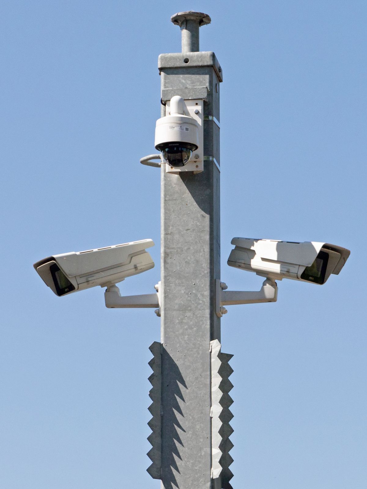 Poste metálico para sistemas de videovigilancia